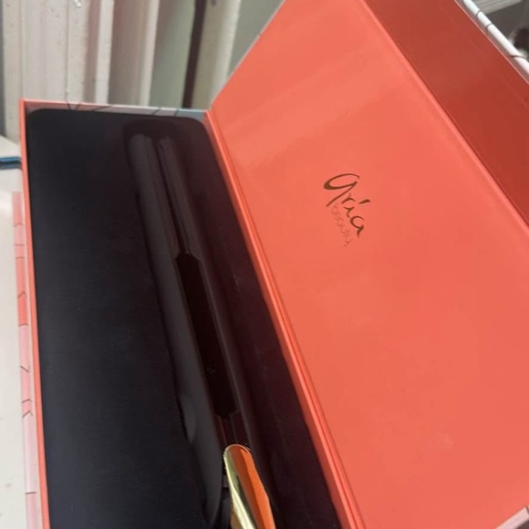 Aria Black and Gold Hair Tool - Picture 1 of 4